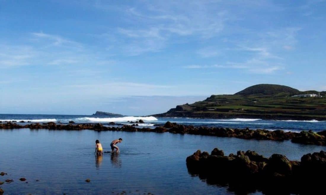 férias Inatel Açores dois meninos a brincar na água