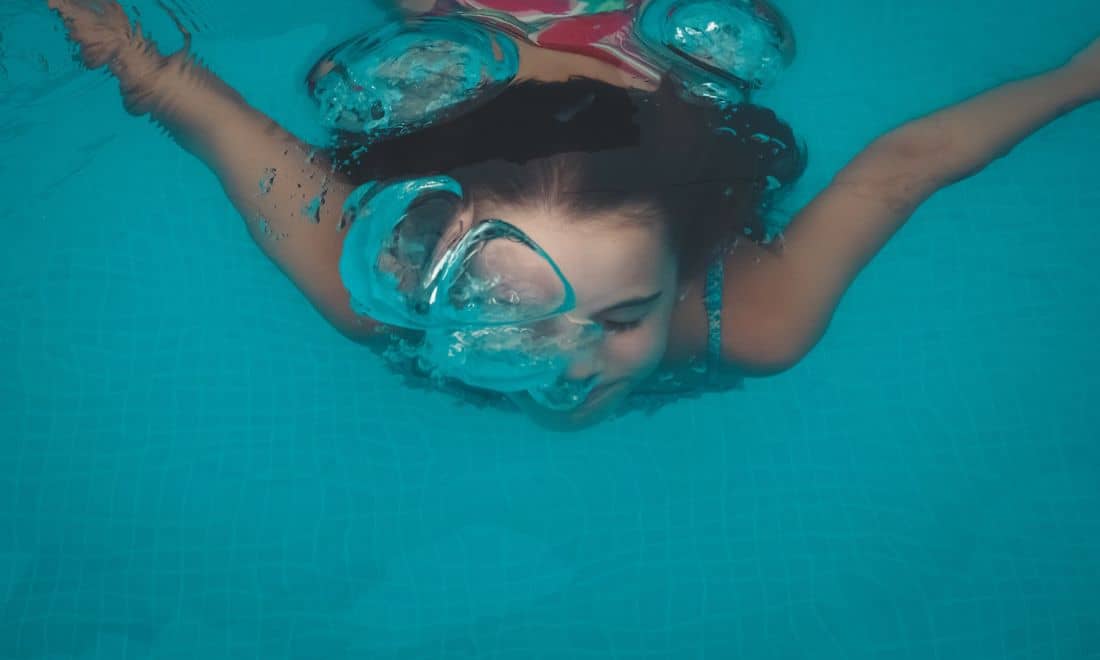 menina a mergulhar debaixo de água 