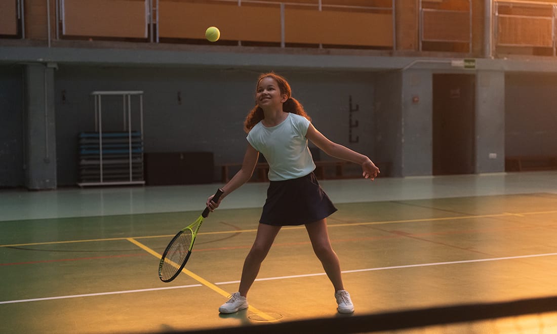 menina a jogar ténis