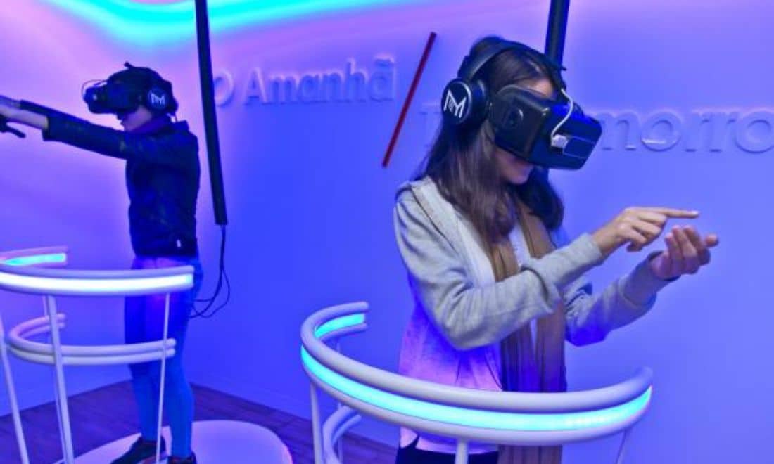 crianças a jogar realidade virtual num fundo roxo