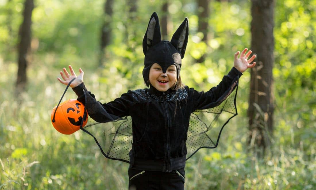 criança mascarada de morcego no halloween