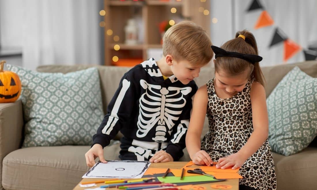 duas crianças a desenhar no halloween