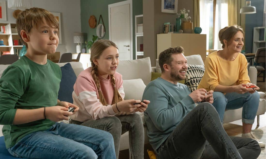 família no sofá a jogar consola nintendo switch