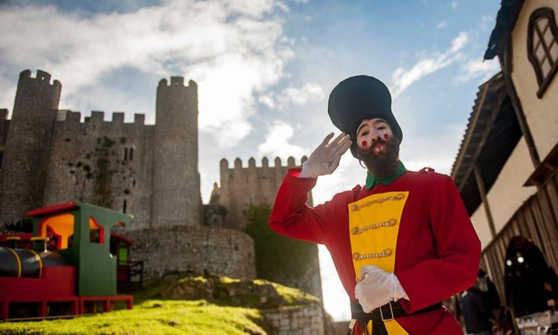 personagem do óbidos vila natal a dar as boas vindas 