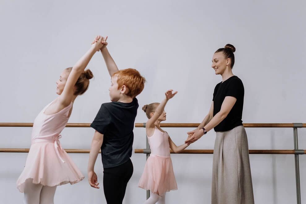 ballet-criancas-meninas-menino-professora-dancar-geral