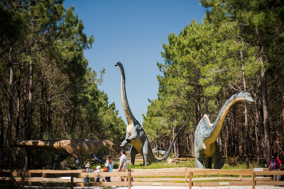 dino-parque-dinossauro-ceu-arvores-paisagem