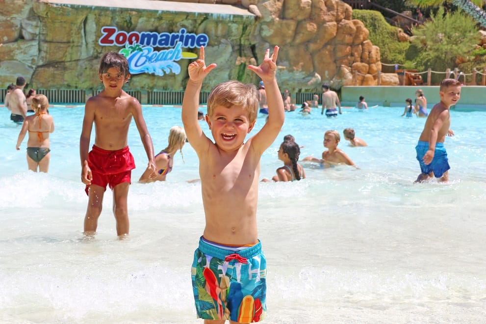 zoomarine-piscina-criancas-menino-feliz-diversao-ZM