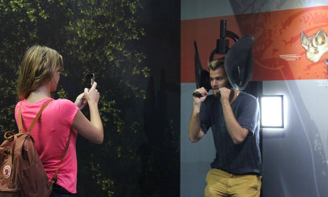 jovem a tirar fotografia a outro jovem no simulador de morcegos do Carsoscópio