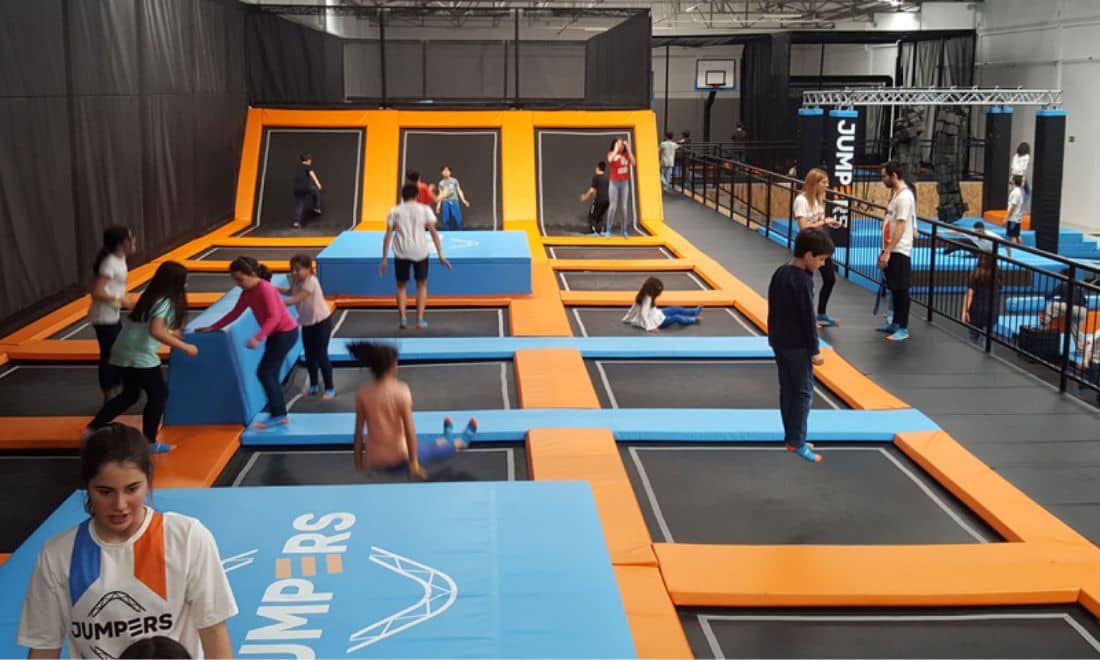 crianças a saltar em trampolins da jumpers no Porto