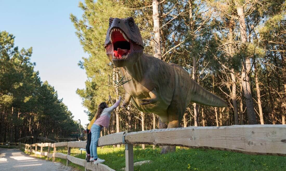 Dino Parque criancas a ver dinossauro t rex