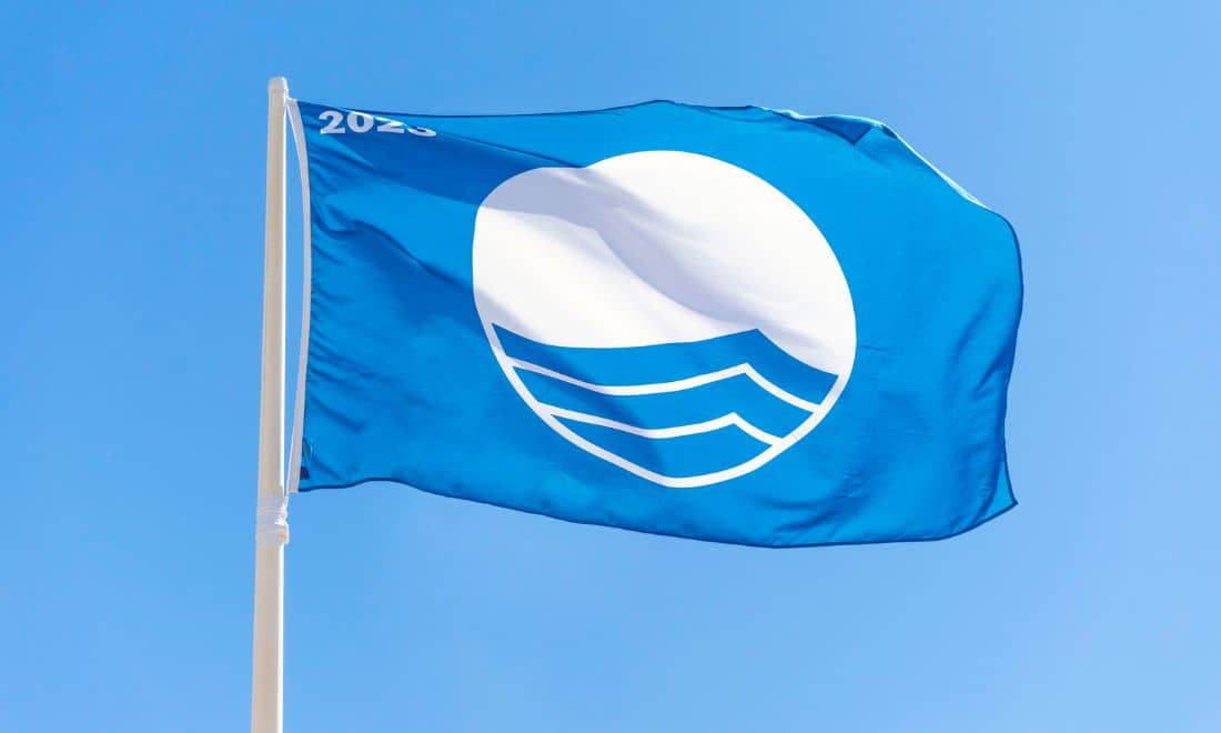 Praias bandeira azul erguida no céu