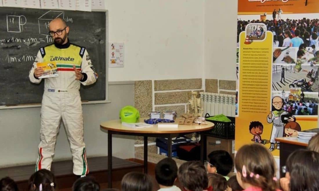 Homem a dar formação a crianças numa sala de aula