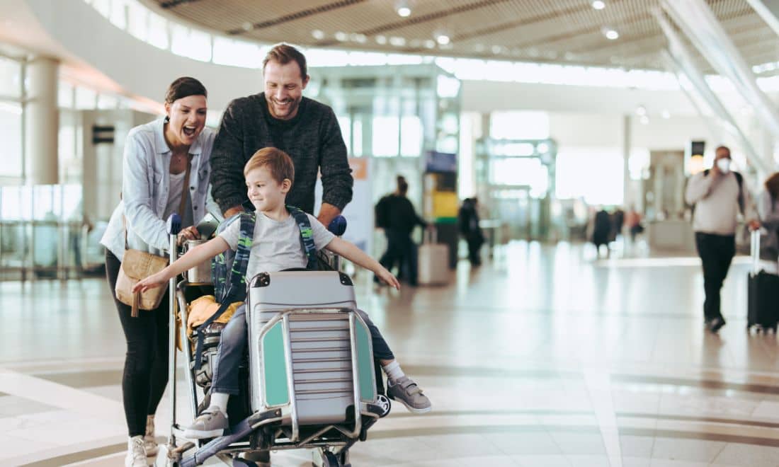 família no aeroporto