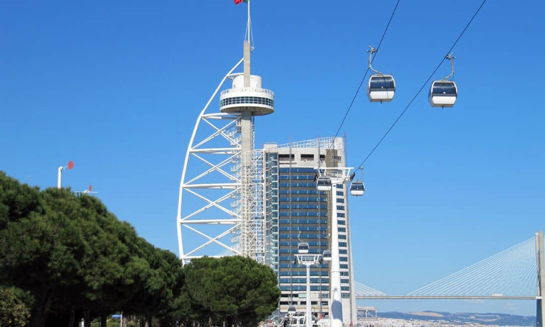 prédio e teleférico em lisboa