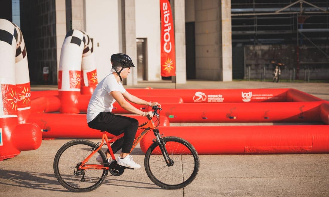 Adulto a andar de bicicleta no âmbito da Campanha Pedala com a Cofidis