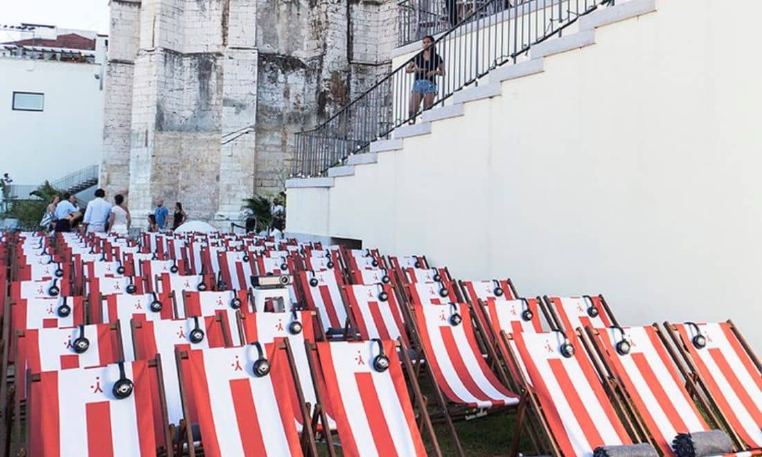 cadeiras com riscas brancas e vermelhas para ver cinema ao ar livre