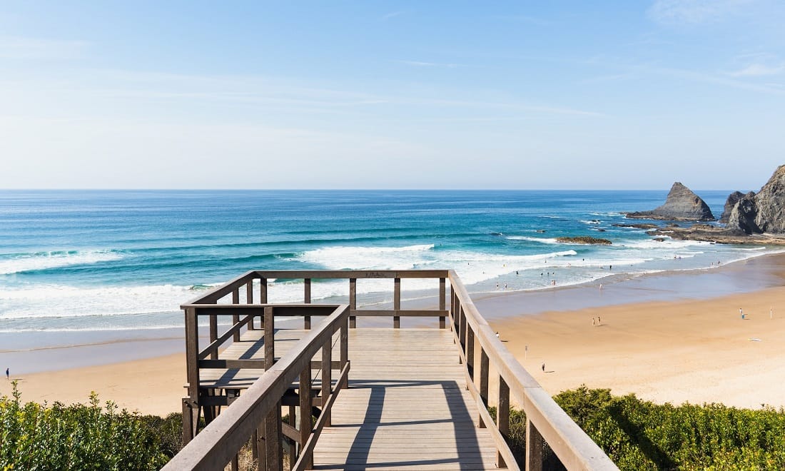 passadiço para a praia com vista para o mar na costa vicentina