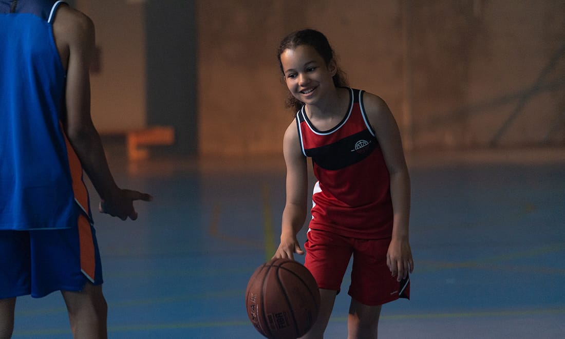 DEcathlon_menina a jogar basquete