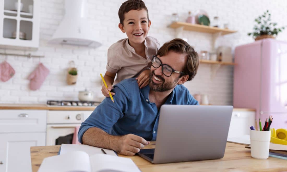 pai e filho a fazer contas no computador