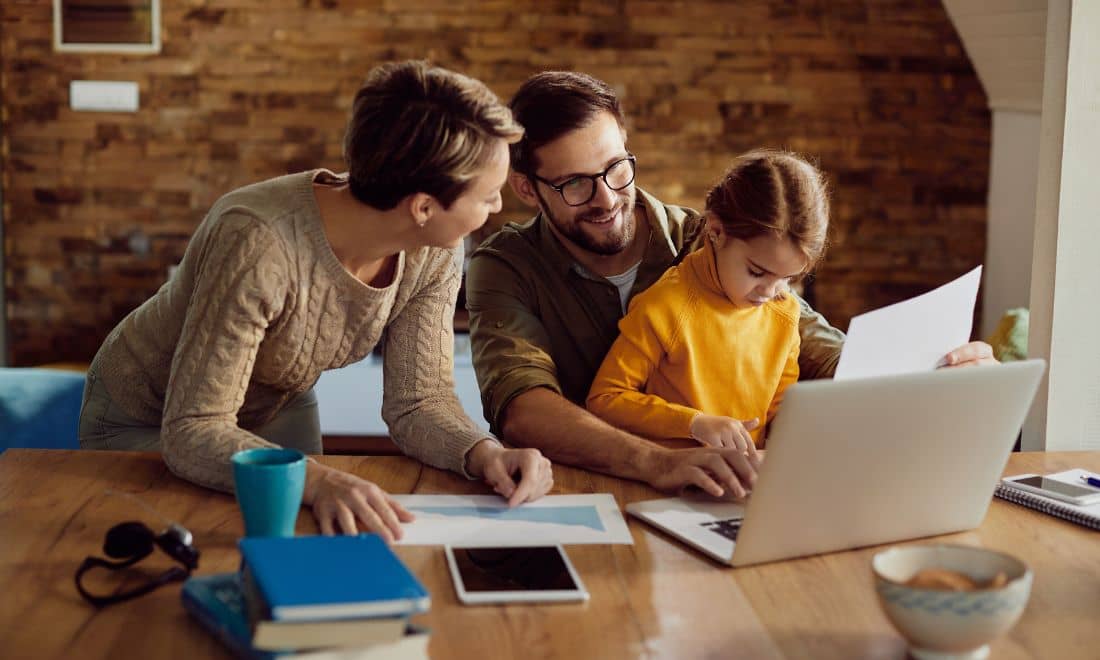 familia ao computador