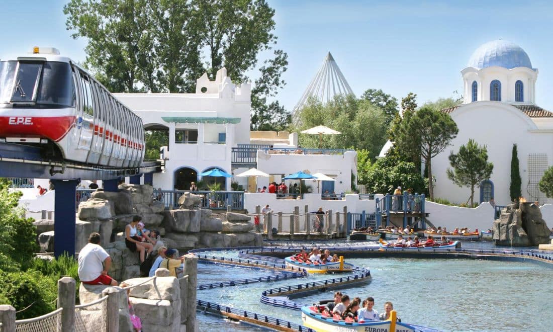 piscina e transporte num parque aquático
