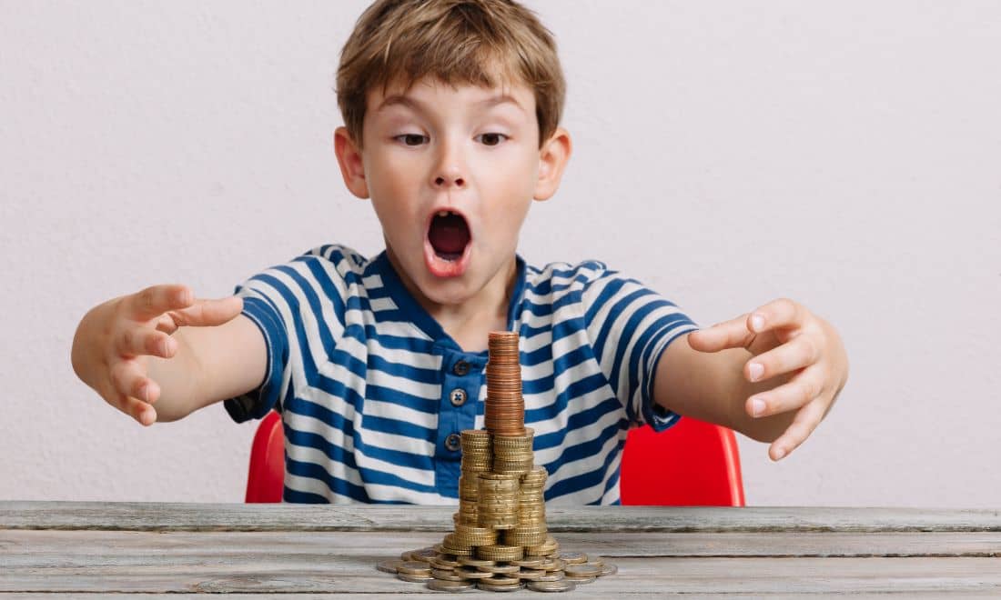 menino com torre de moedas