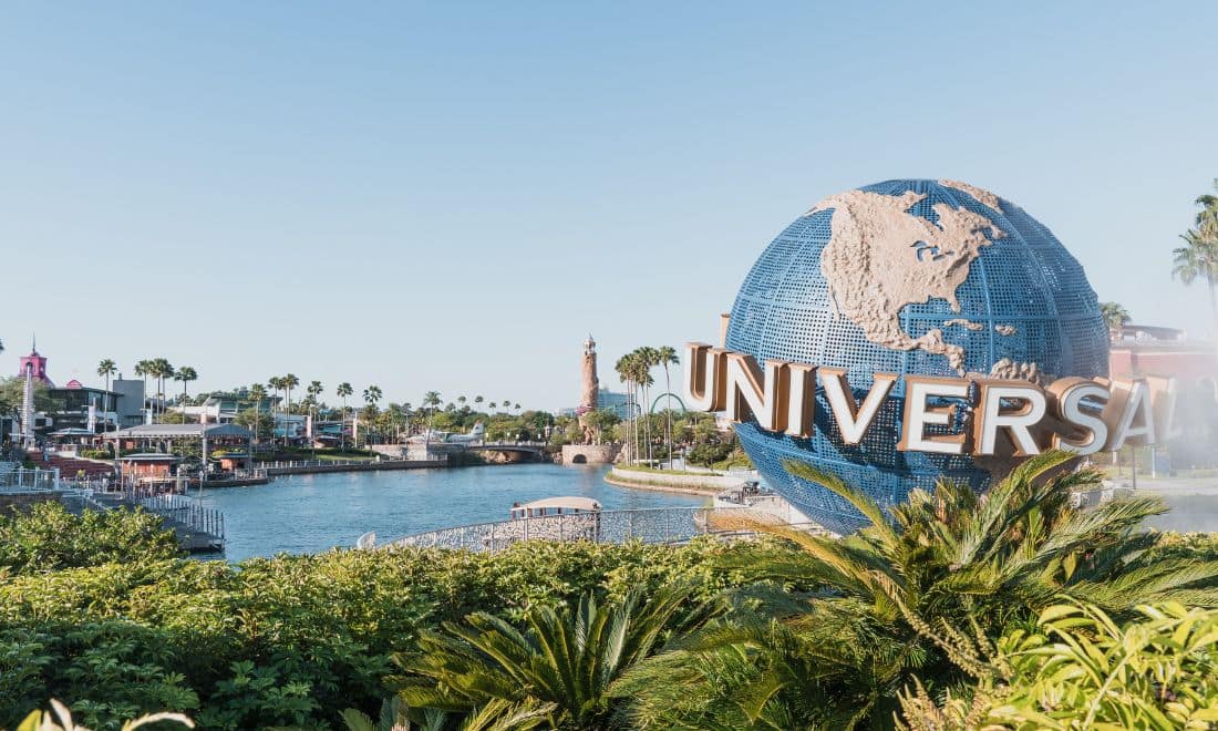 globo gigante com logotipo da universal studios no parque tematico em orlando