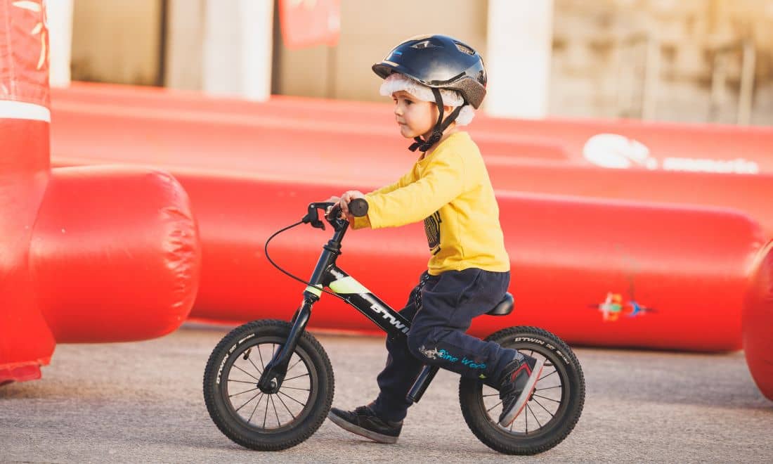 cofidis_menino a andar de bicicleta