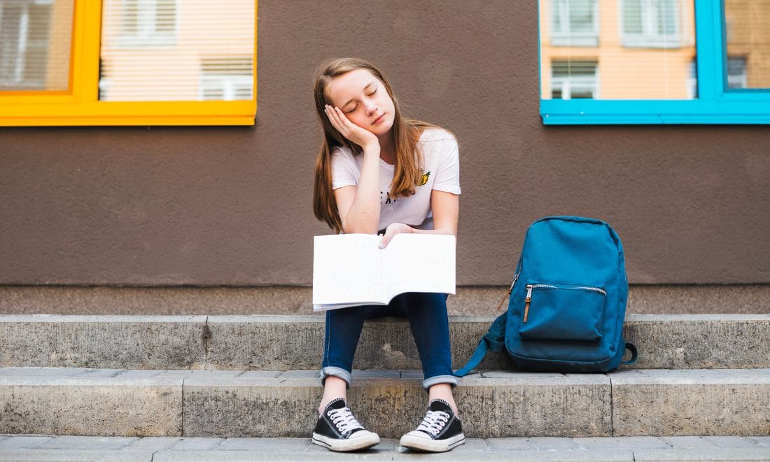menina cansada de estudar 