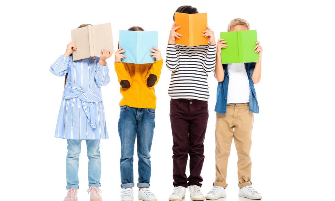 meninos com livros coloridos à frente da cara