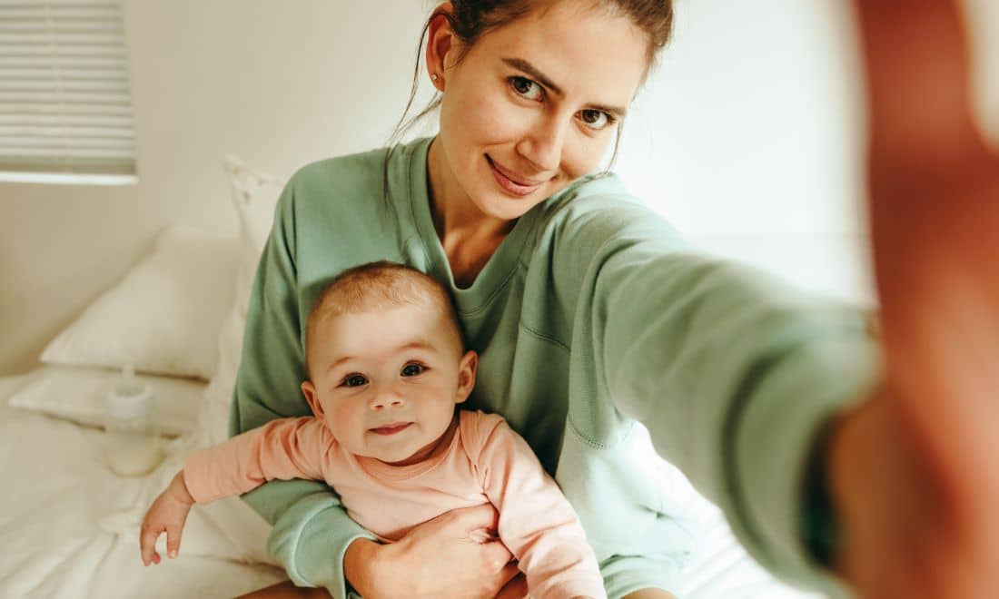 mãe e bebé a tirar selfie memorias em família