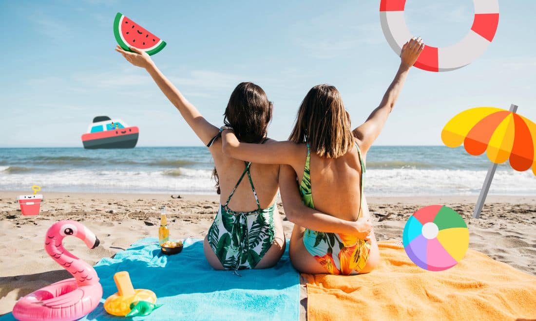 duas amigas de fato de banho na praia