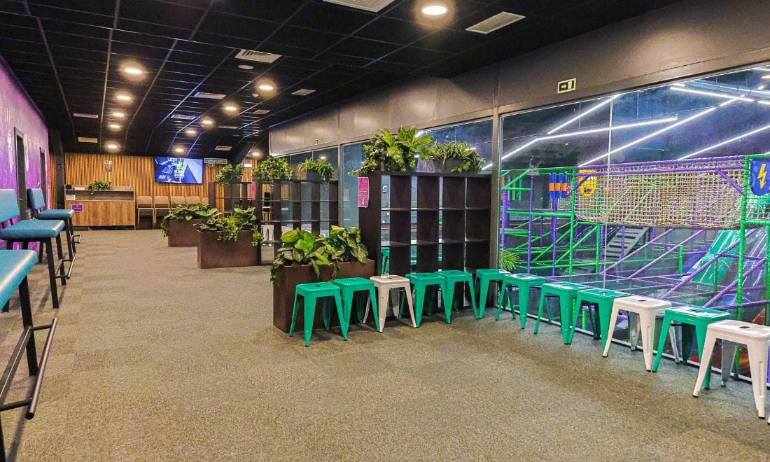 JumpYard Matosinhos sala com cadeiras e mesas e decorada com janela para o parque