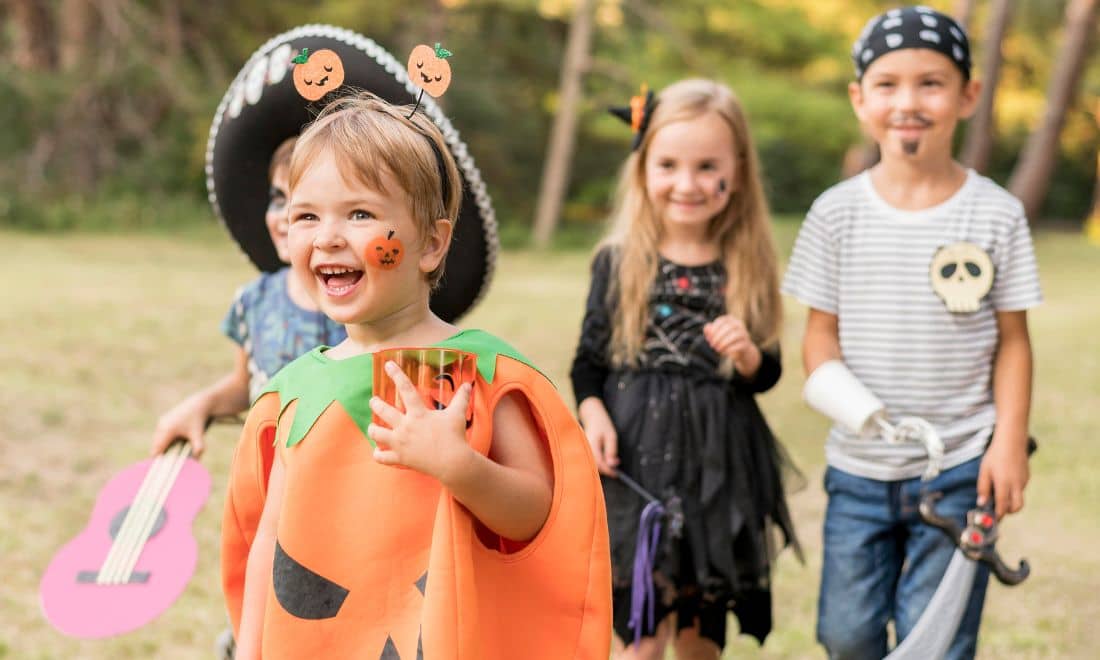crianças mascaradas no halloween