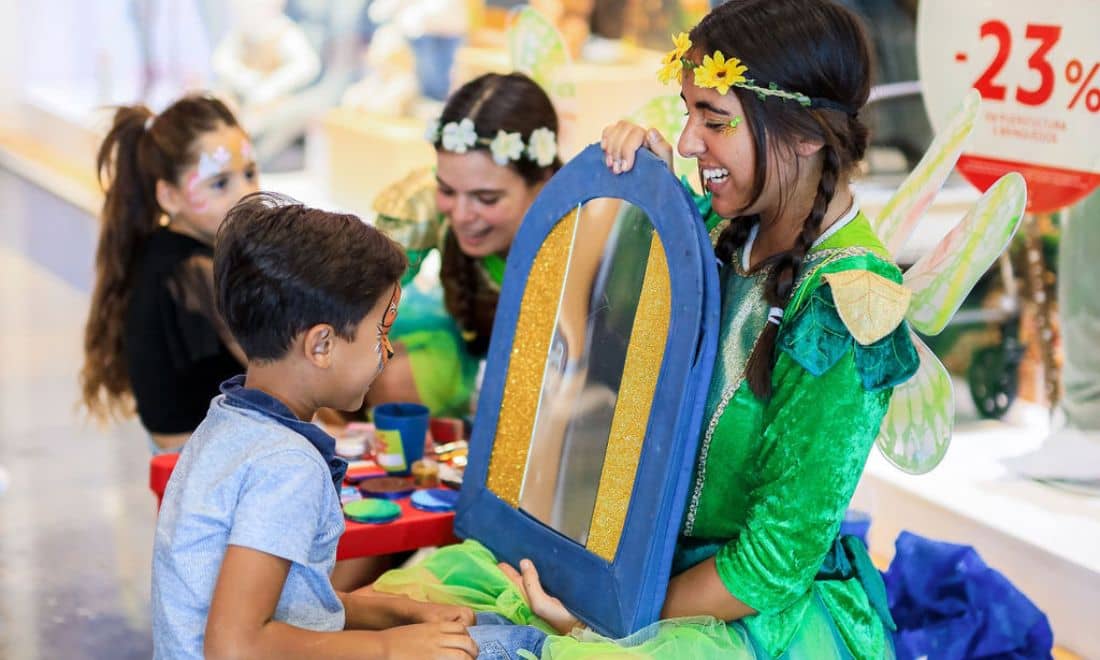animadoras a brincar com crianças na abertura da nova loja prénatal na toysrus
