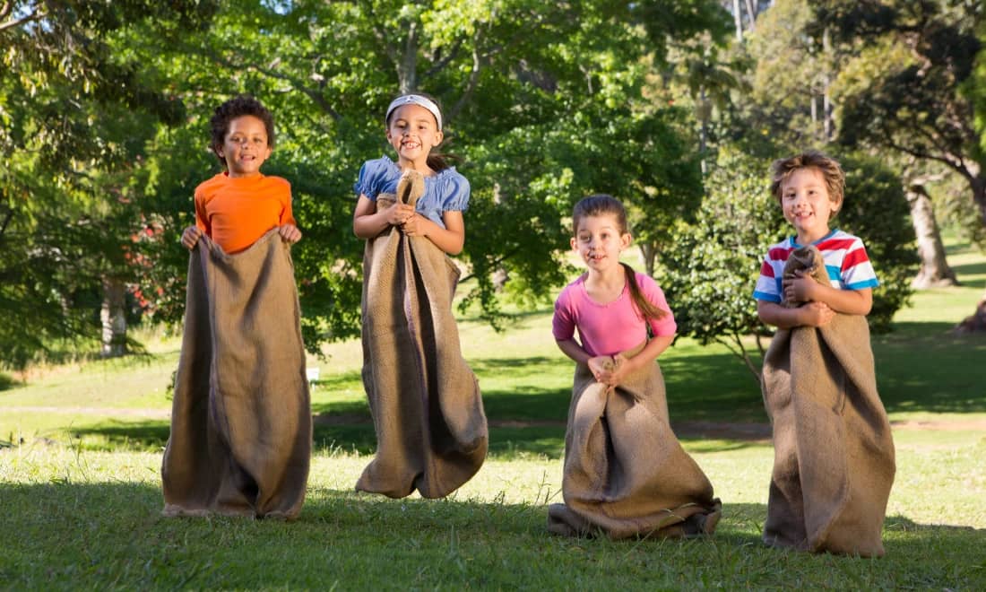 jogos tradicionais brincar à corrida de sacos crianças