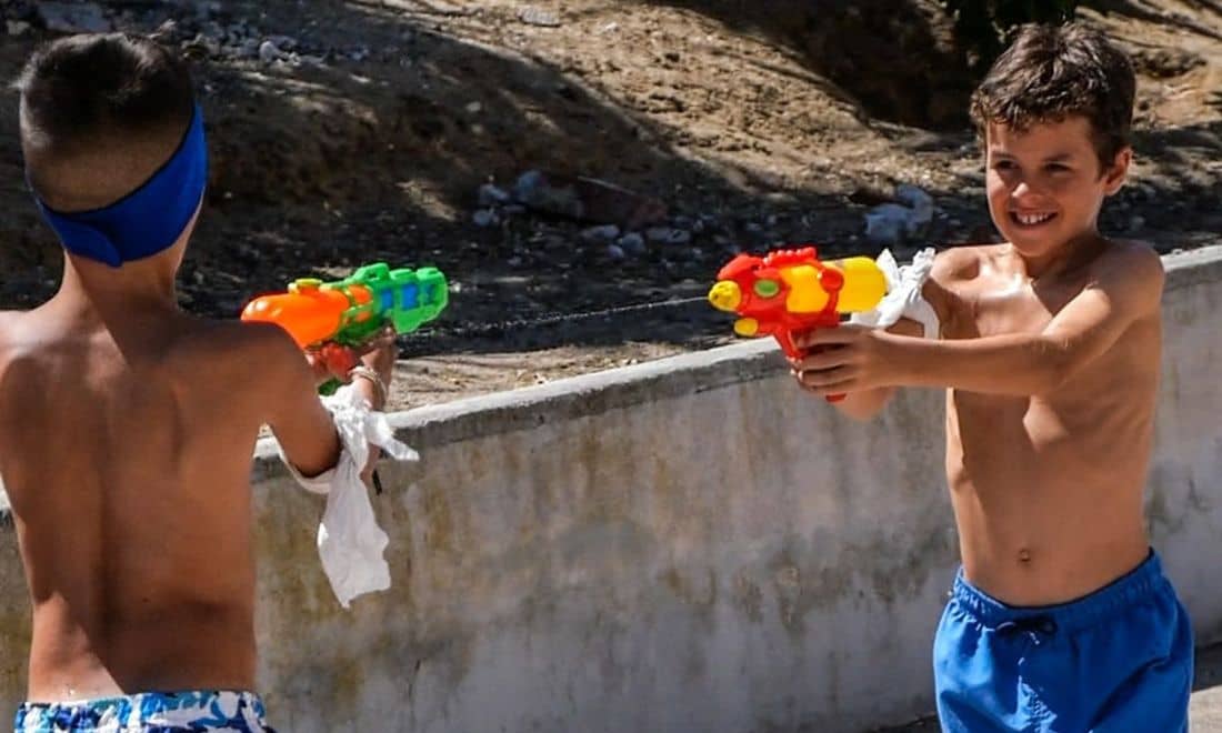 Quantum Park campos de férias crianças a brincar com pistolas de água verão
