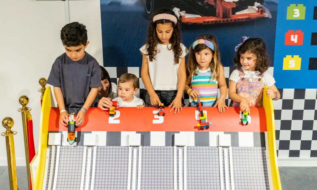 Brickopolis corridas de carro de LEGO crianças e bebé com mãe
