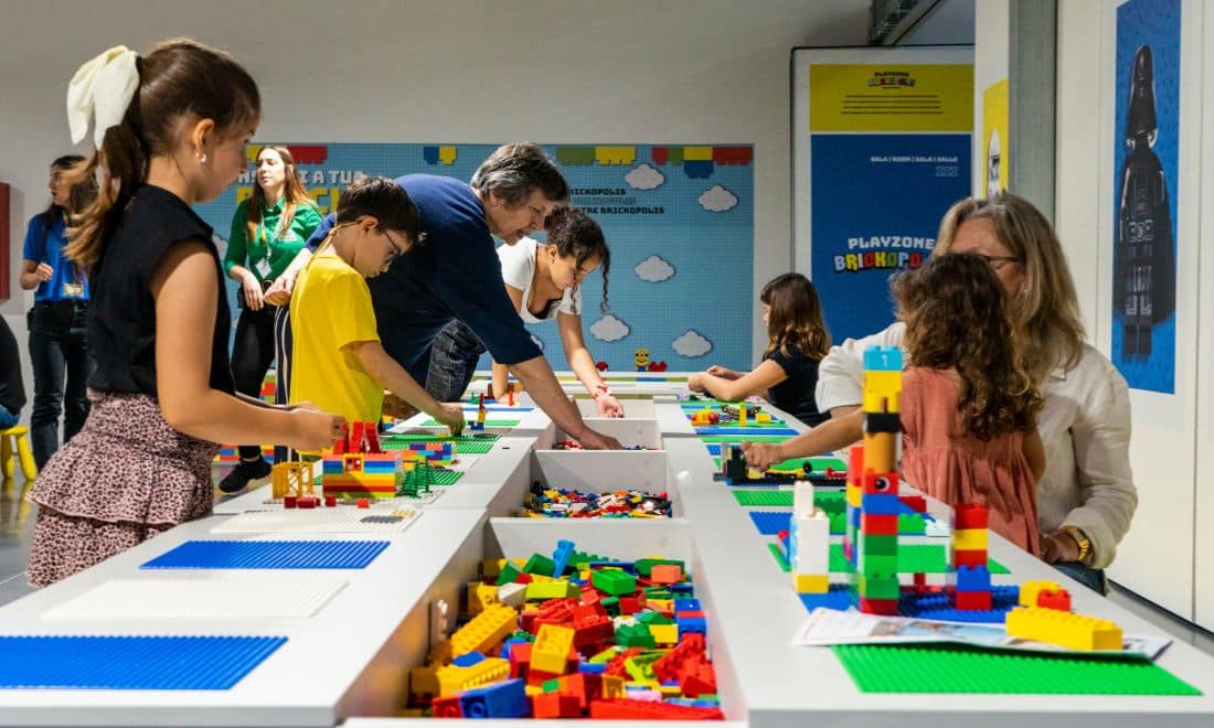 Brickopolis playzone atividades LEGO com crianças, pais e avós