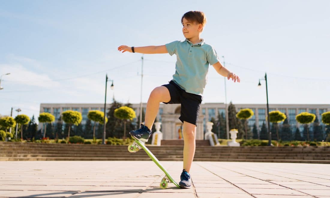 Menino no skate edifício ao fundo
