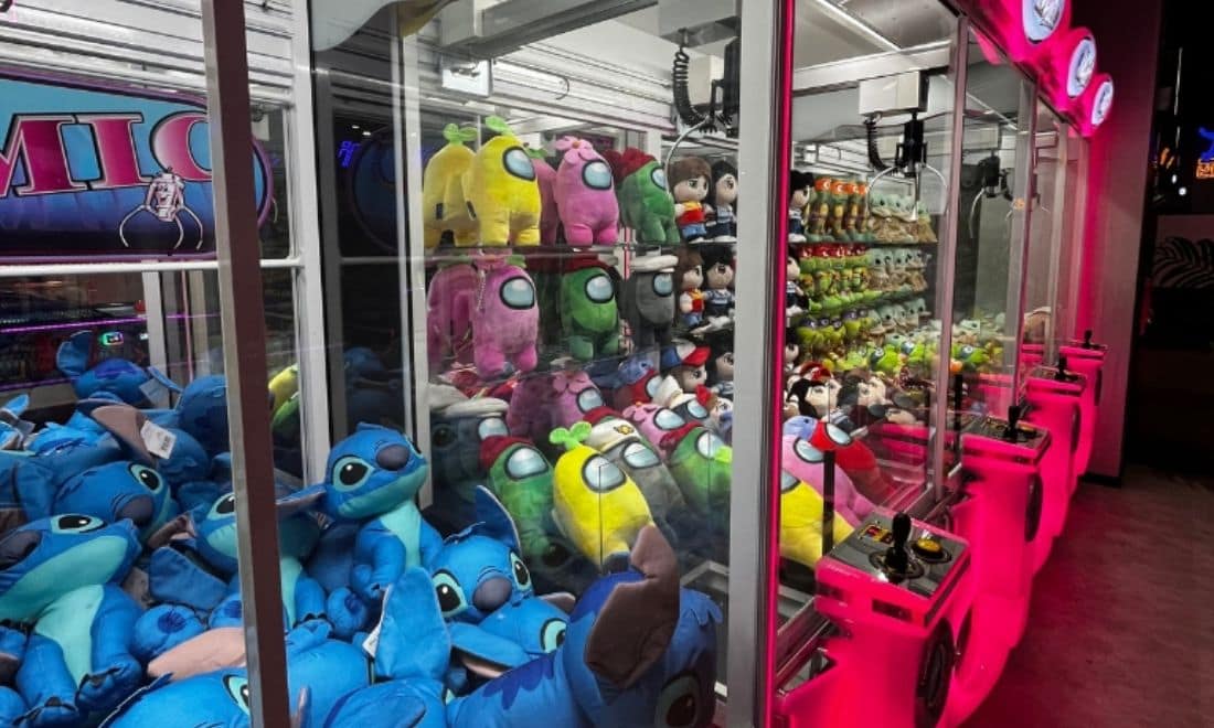 Sould Park Jump máquinas de prémios com peluches Stitch Among Us e outros personagens