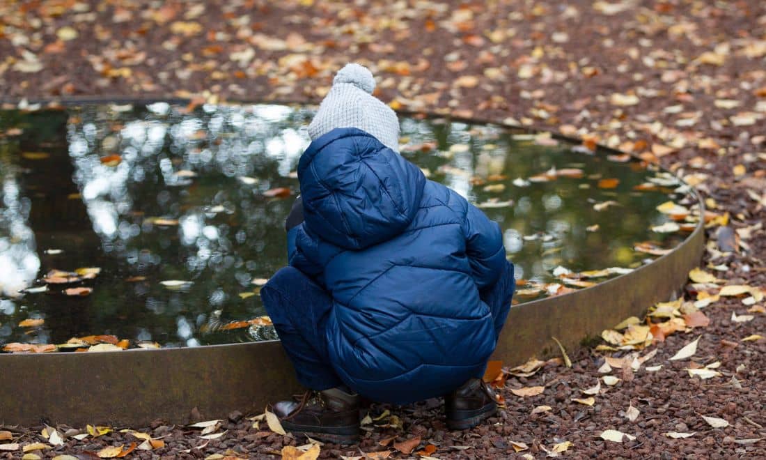 Fundação Calouste Gulbenkian menino no lago do jardim outono