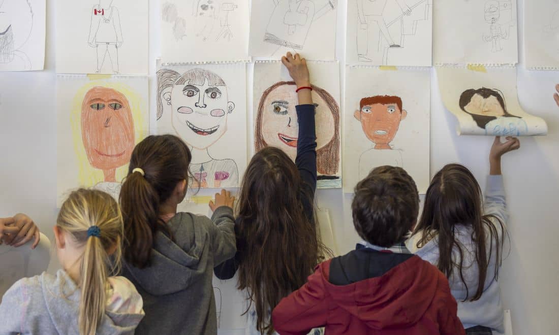 maat atividades para crianças Oficina de Retratos crianças a pendurar desenhos ©Carlota Costa Pessoa