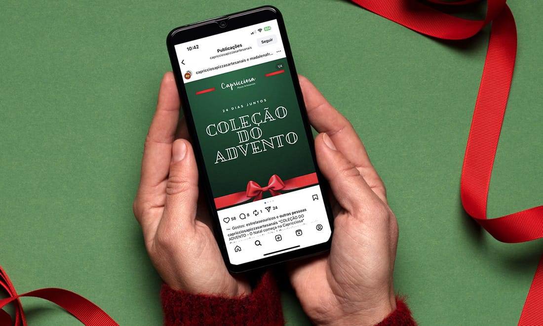 Capricciosa Natal telemóvel na mão fundo verde