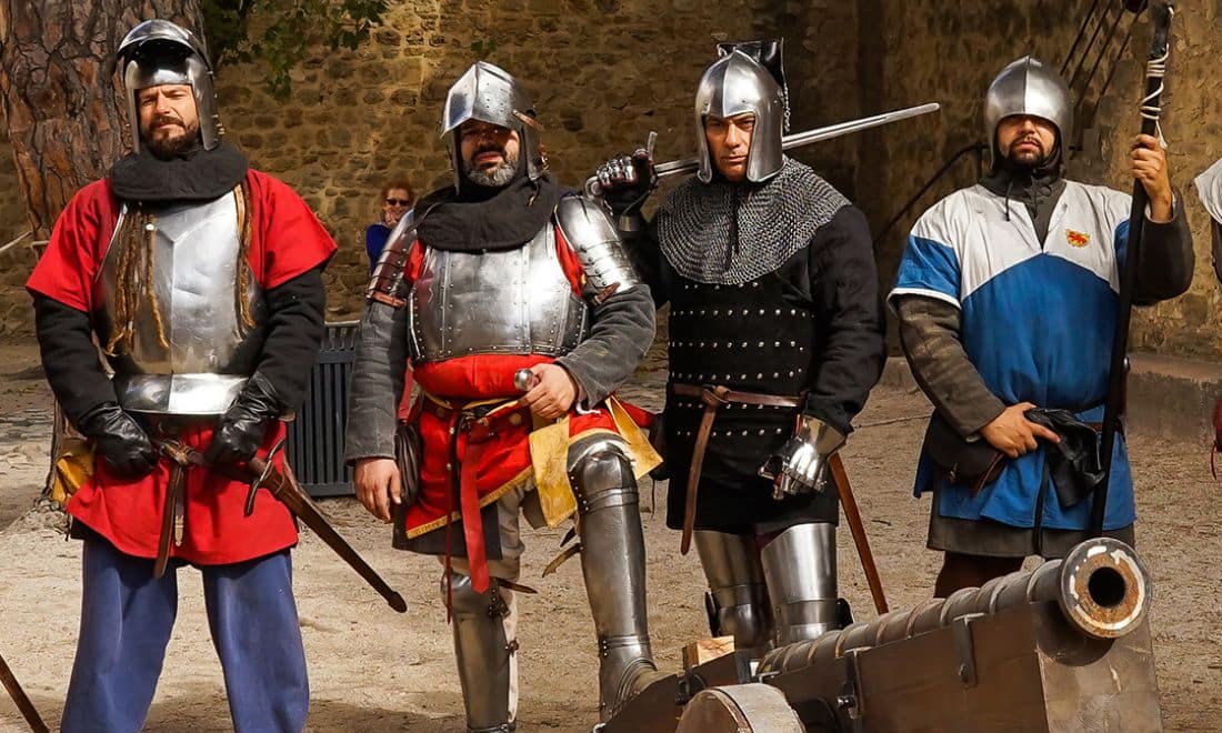EGEAC Castelo de São Jorge atividades para crianças Artes Bélicas no Castelo 4 homens com armadura e um canhão