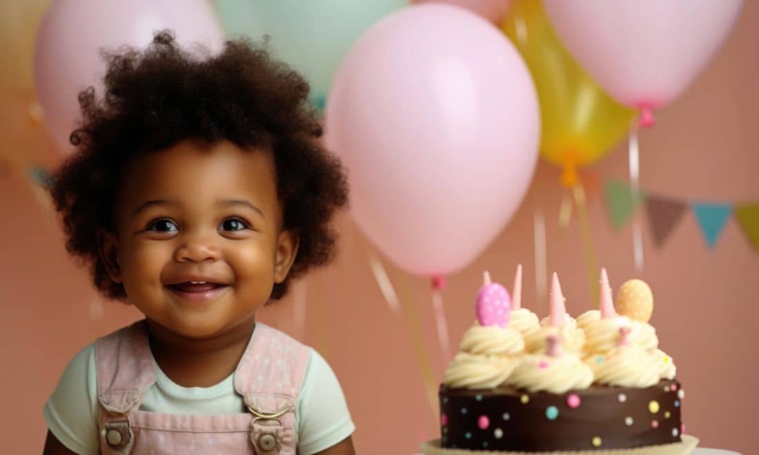 Festas de aniversário para bebés meninas bebé feliz com bolo de chocolate fundo cor de rosa