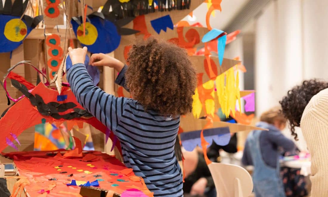Fundação Calouste Gulbenkian ZAAM criança com cartões coloridos a criar escultura