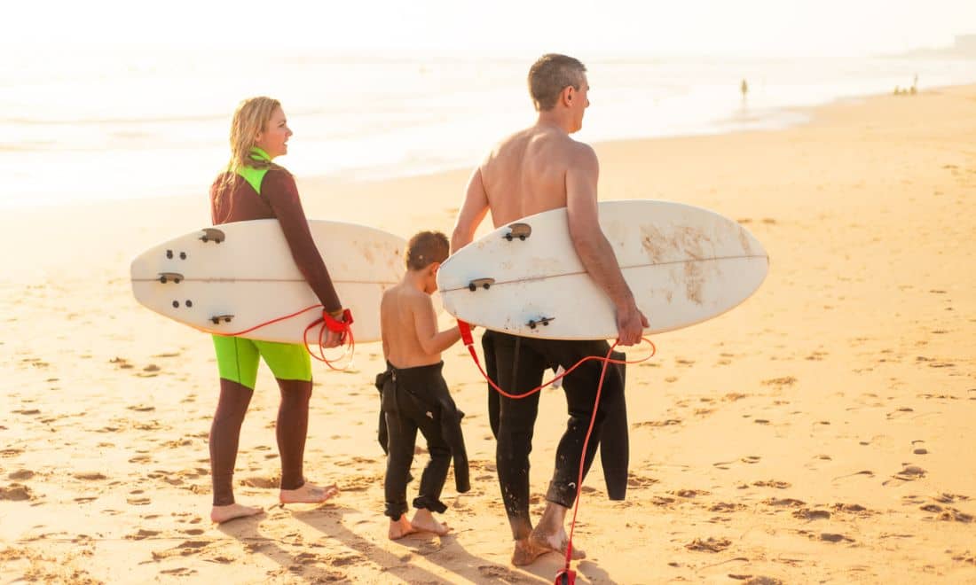 CA Vida família na praia com pranchas de surf pôr do sol geral