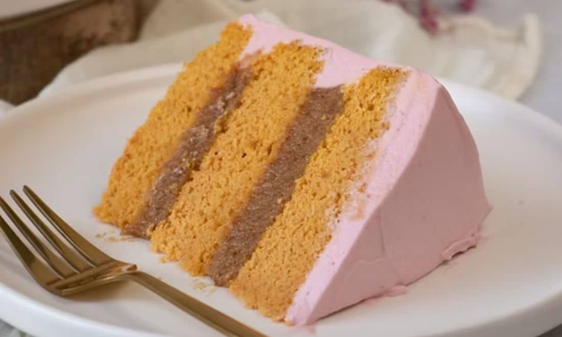 SAM Pastelaria Saudável fatia de bolo de cenoura com caramelo de tâmaras e creme de coco