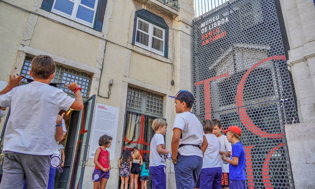 EGEAC Museu de Lisboa Santo António exterior com crianças a brincar ©EGEAC, Tiago Ladeira